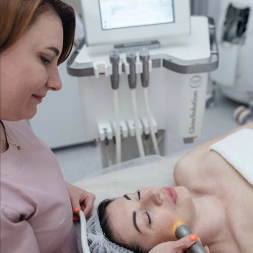 Уход за жирной кожей: Эффективные процедуры в клинике 